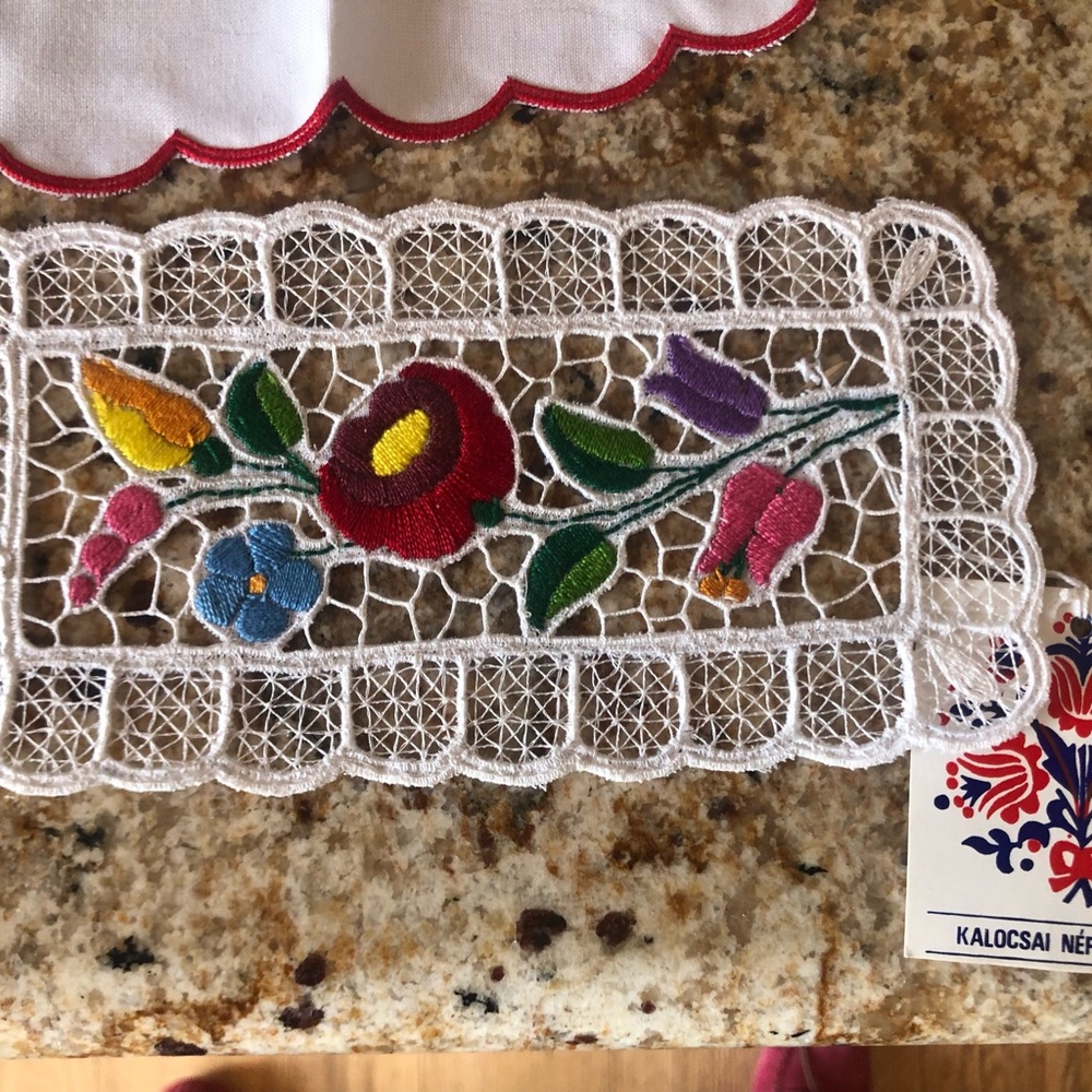 Hungarian Vintage Kalocsa vintage collectible hand embroidered doilies and table - Picture 2 of 5